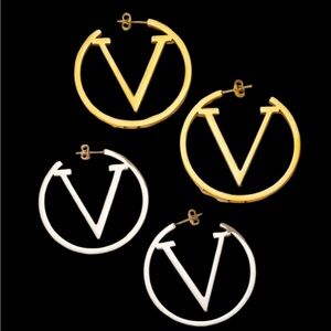 GOLD OR SILVER PLATINUM PLATED 
V-HOOP EARRINGS